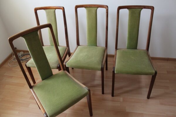 4 stylowe krzesła drewniane