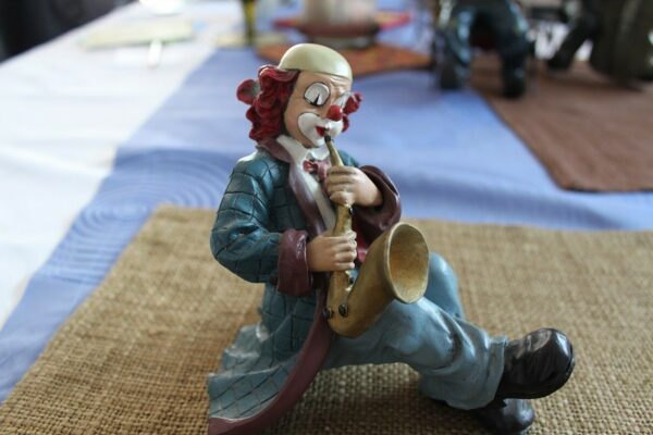 Figurka Gilde klaun z saxofonem