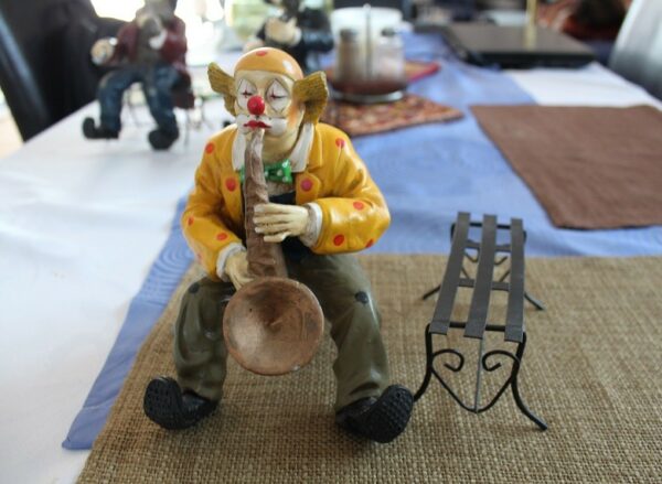 Figurka klaun z saxofonem
