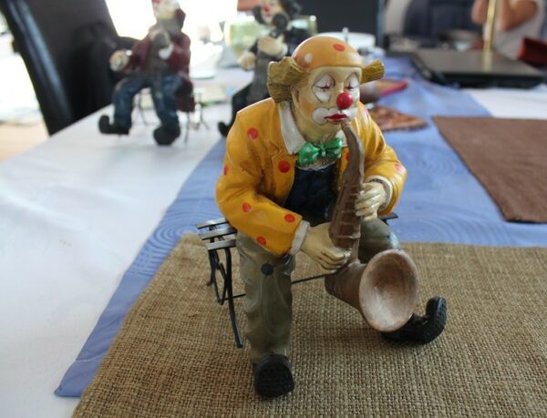 Figurka klaun z saxofonem