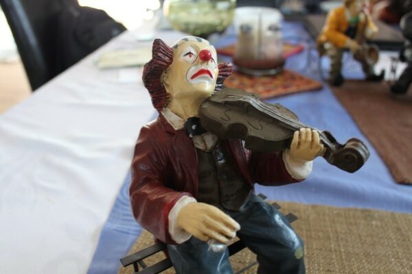 Figurka klaun ze skrzypcami