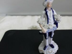 Porcelanowa figurka mężczyzny