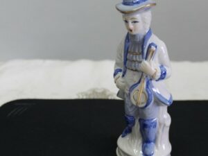 Porcelanowa figurka mężczyzny