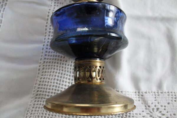Stara szklana niebieska lampa naftowa