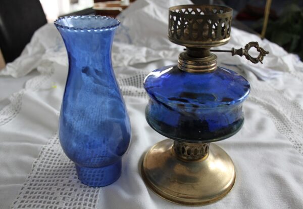Stara szklana niebieska lampa naftowa