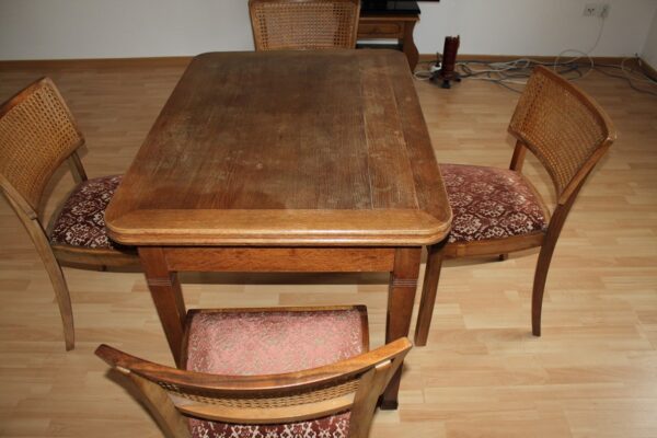 Stary stół i 4 krzesła z rafią , vintage