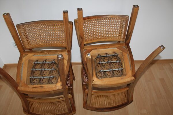 Stary stół i 4 krzesła z rafią , vintage