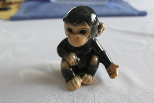 Figurka  małpka porcelana Goebel 543