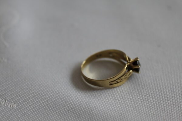 Złoty pierścionek z granatem