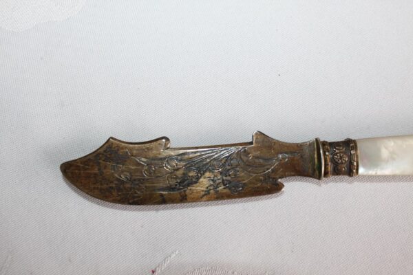 Piękny nóż do listów , brąz , masa perłowa XIX w