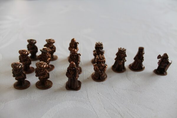 Historyczne  miedziane figurki szachowe