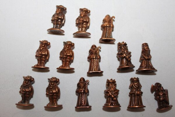 Historyczne  miedziane figurki szachowe