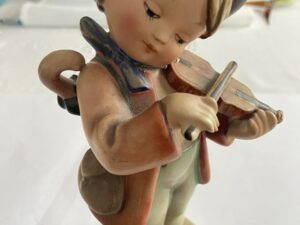 Figurka  M.J.Hummel   FM 1 Crown  2/1 Mały Skrzypek  (Little Fiddler)