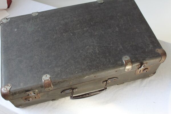 Stara walizka z metalowymi okuciami lata 20-30