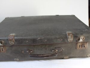 Stara walizka z metalowymi okuciami lata 20-30
