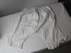 Pantalony z osiemdziesiątych lat  XIX wieku