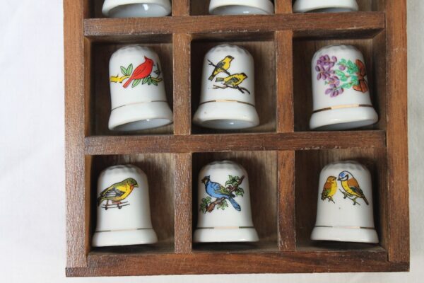 Naparstki kolekcjonerskie ceramiczne w gablocie drewnianej