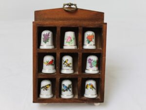 Naparstki kolekcjonerskie ceramiczne w gablocie drewnianej