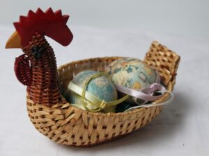 Koszyczek koszyk Wielkanocny z jajkami