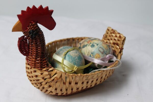 Koszyczek koszyk Wielkanocny z jajkami