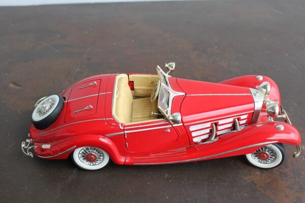 Mercedes-Benz 500 K Typ Specialroadster 1936 Maisto 1:18 czerwony