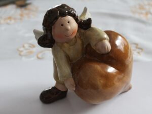 Figurka porcelanowa Anioł z sercem  Goebel z lat 70 tych Vintage