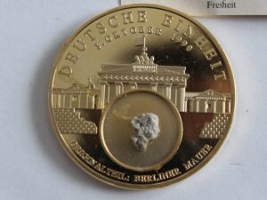 Medal Berlin  BRAMA BRANDENBURSKA z orginalnym kawałkiem muru rzadki z 1990 r