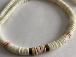 Naszyjnik z koralików heishi z naturalnych muszli Vintage Naszyjnik z koralików heishi z naturalnych muszli Vintage